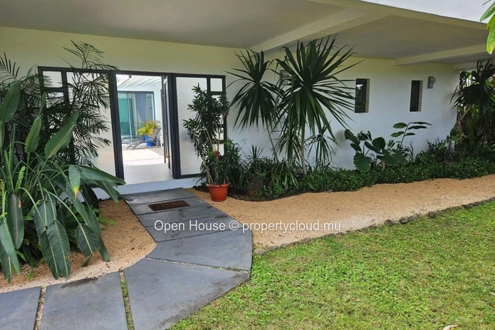 Villa RES, 5 bedrooms, 5 bathrooms, swimming Pool. Avalaible to foreigners. Grand Bay.