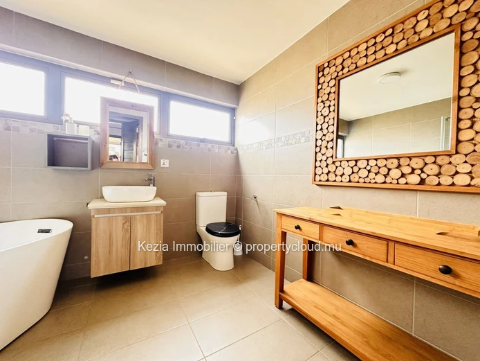 Contemporary Single-Storey Villa (Sole Mandate)