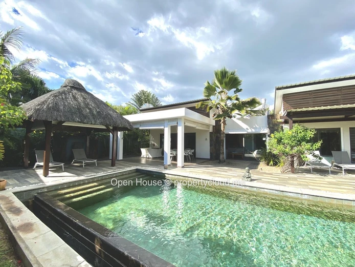 VILLA RES à vendre à Grand Baie# Domaine prisé # 3 chambres dont 2 en suite, piscine privée. Accessible aux étrangers.