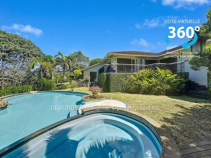 Magnifique villa à étage situé dans une résidence