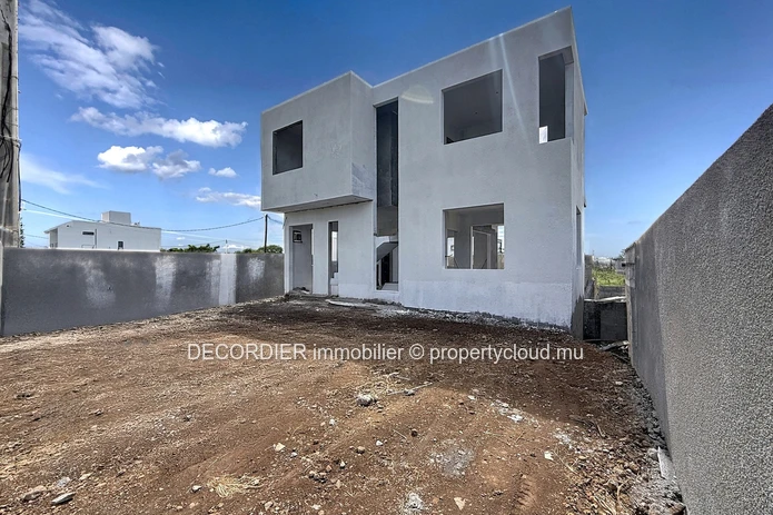 À Vendre – Maison moderne avec piscine