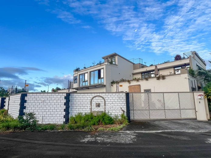 À Louer - Appartement De 2 Chambres Avec Piscine - Ebène 