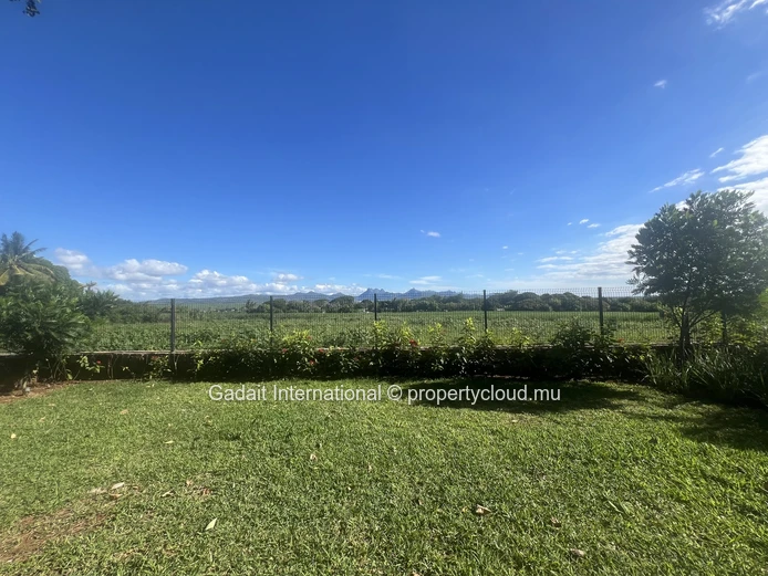 Appartement 3 Chambres à Louer à Belle Vue – Résidence Sécurisée, Jardin Privatif, Vue Montagnes
