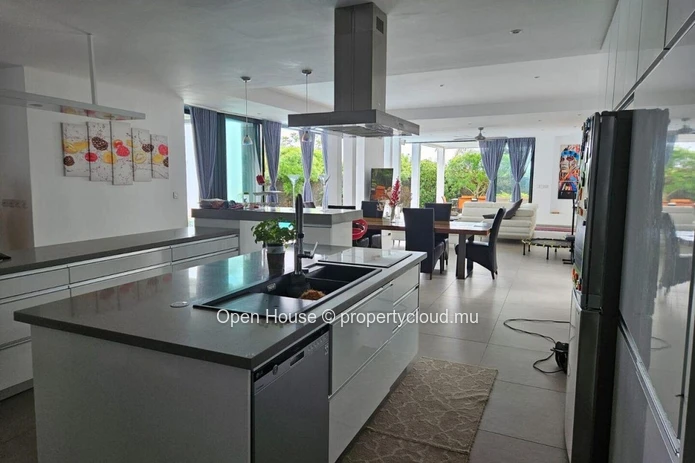 Villa RES, 5 bedrooms, 5 bathrooms, swimming Pool. Avalaible to foreigners. Grand Bay.