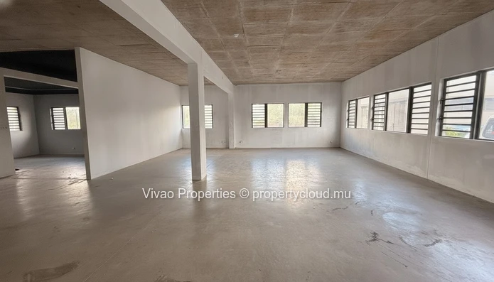 Showroom et espace de bureaux commerciaux de 210 m² à louer à Calebasses – 140 000 Rs/mois Idéalement situé à Calebas...