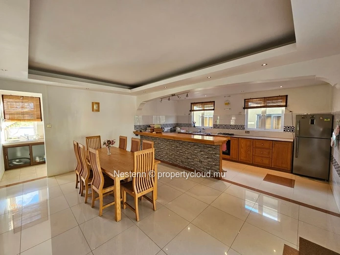 Nestenn present this 3 bedrooms apartment well located in Ville Noire