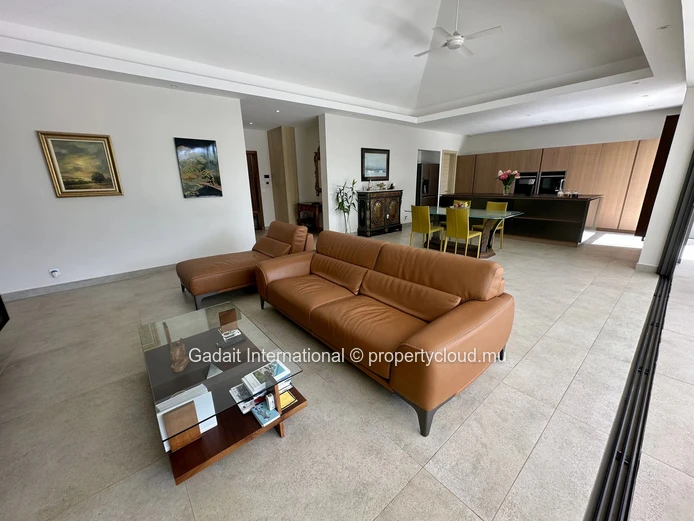 Villa contemporaine avec piscine à débordement et pergola bioclimatique à Grand Baie
