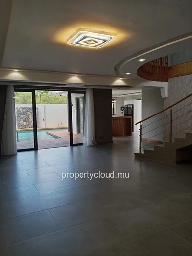 Villa contemporaine neuve à Pereybere – 6 chambres – Piscine centrale – Prestations premium