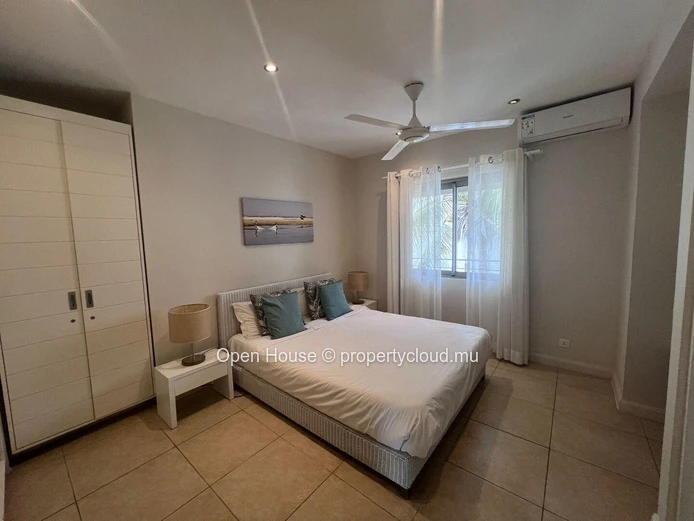 Penthouse pieds dans l'eau, vue panoramique sur la mer et la plage de trou aux biches, 3 chambres en suite. Piscine.