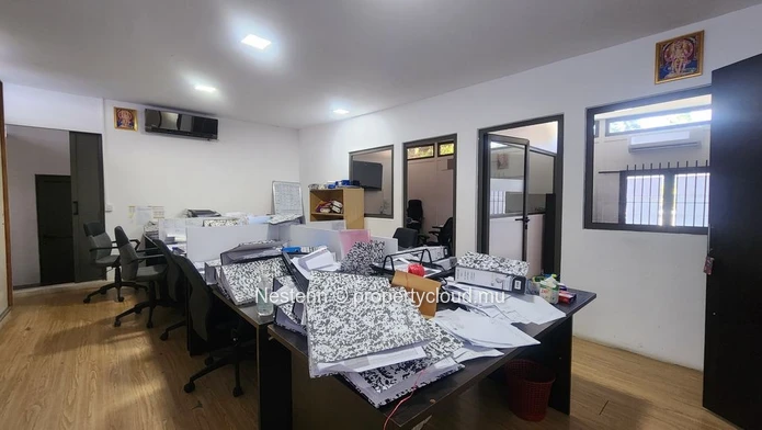 Spacious duplex office of 200 m² close to amenities