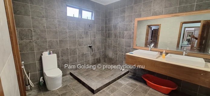 Spectacular 3-Bedroom House in Coromandel – Harbour Views & Mountain Majesty!