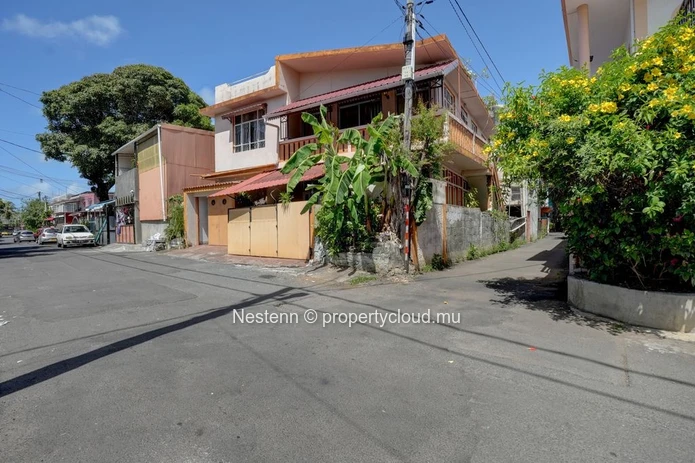 Maison de 200 m², construite sur un terrain de 241 m² 