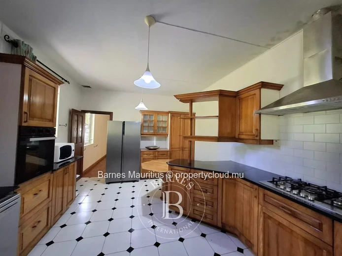 FLOREAL - Maison familiale ou bureau avec studio indépendant – 420 m²