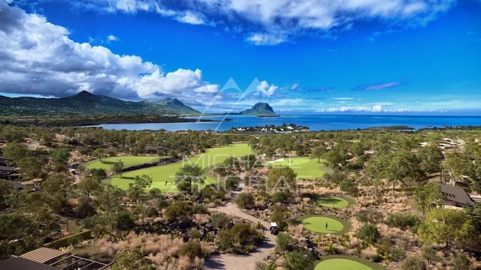 Land of 2061m2 on Golf and sea access