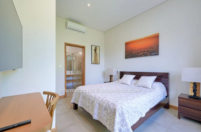 Villa 4 chambres en suite avec studio indépendant à vendre – Domaine de Mahé, Grand Baie – Jardin tropical & sécurité €