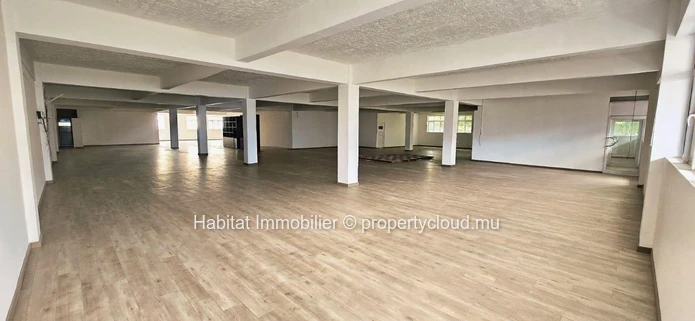 To rent : Unfurnished spacious office of 929 m² in Port Louis