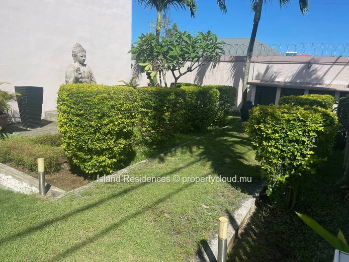 Très spacieuse villa tout confort avec 4 chambres, piscine et garage