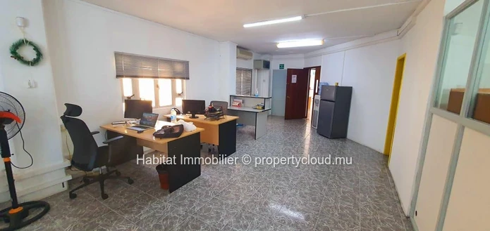 FOR SALE - Bâtiment climatisé non-meublé de 730 m2 (avec ascenseur) sur un terrain de 52 toises situé à Port-Louis