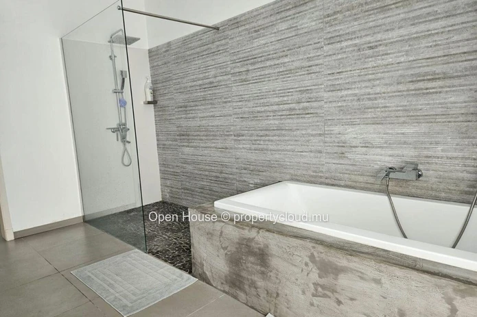 Villa RES, 5 bedrooms, 5 bathrooms, swimming Pool. Avalaible to foreigners. Grand Bay.
