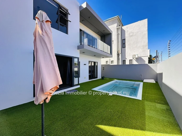 Contemporary Villa Ideally Located