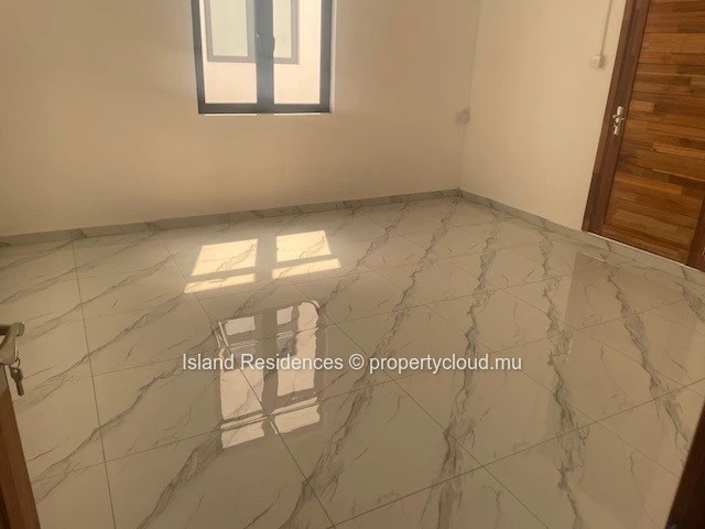 Maison nouvellement construite avec 4 chambres et piscine dans un quartier residentiel prisé