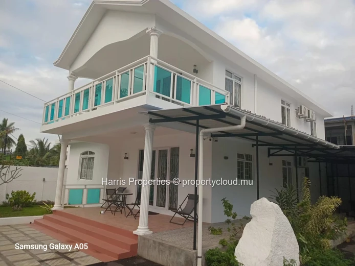 Villa entièrement rénovée à louer à Roches Noires