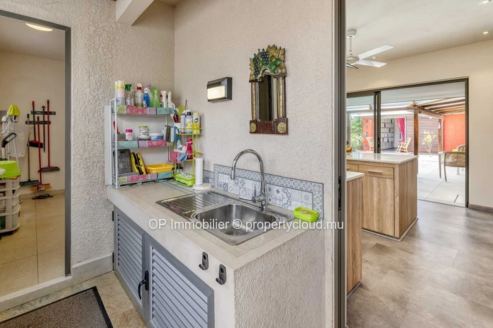 Villa RES à vendre à Grand Baie, 380m² habitables, terrain de 1.045m², 4 chambres, piscine privée. Meublée, climatisé...