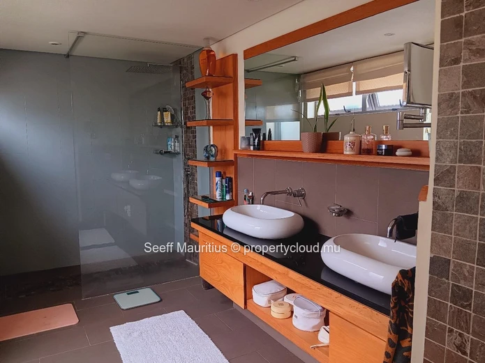 Captivating 3-Bedroom Duplex with Majestic Mountain Vistas