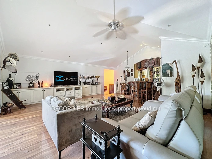 Magnifique villa à étage situé dans une résidence