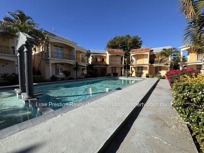 Townhouse Entièrement Rénové de 2 Chambres à Louer à Mont Choisy | À 2 Minutes à Pied de la Plage avec Piscine Commune