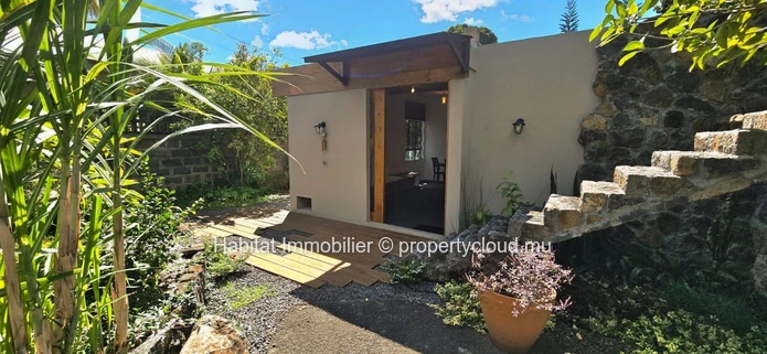 A louer : Charmante maison meublée et équipée de 105 m² sur un terrain de 100 toises à Roches Brunes