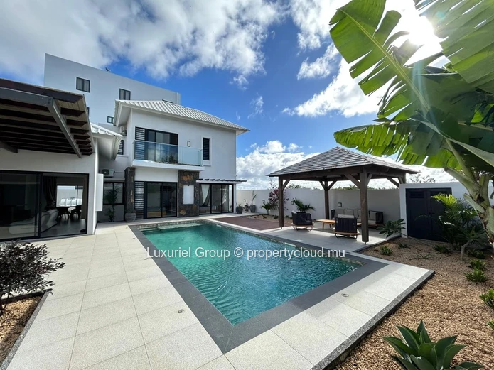 Villa contemporaine avec piscine à louer à Péreybère