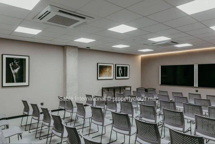 Bureau à vendre à Grand Baie, 1400m², 2 bureaux, parking sécurisé, proche commodités.