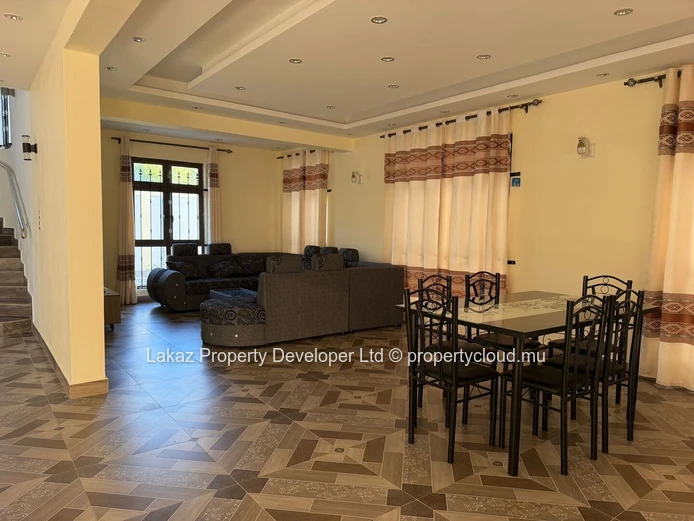 Maison meublée 4 chambres avec piscine à louer à Calodyne