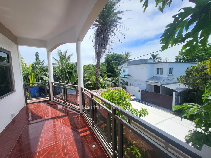 Villa of 3 apartments 300 meters from the sea