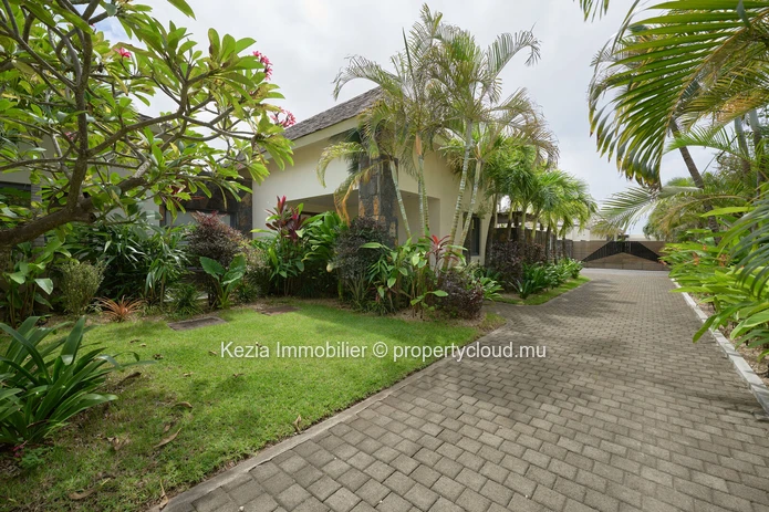 Lush Balinese villa with exceptional volumes