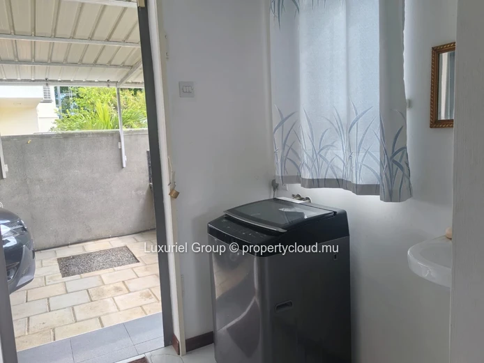 Villa Spacieuse avec Piscine Privée, Rooftop et Sécurité – Mont Choisy