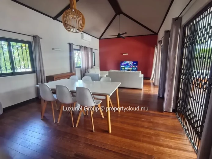 Villa contemporaine à louer – Grand jardin et confort moderne