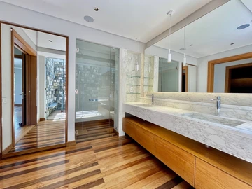 5 Bedroom Villa