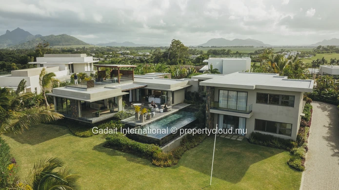 Treat yourself to a villa with sea views in Anahita