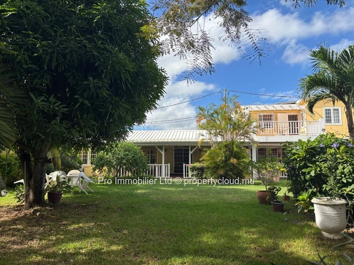 SPACIOUS FAMILY RESIDENCE WITH INDEPENDENT STUDIO & EXTENSIVE OUTBUILDINGS Pereybere Grand Baie.