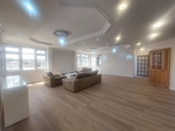 À Vendre : Spacieux Appartement au Centre de Quatre Bornes à Rs