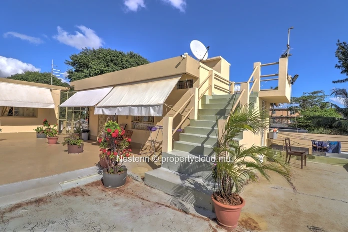 Seafront commercial property 