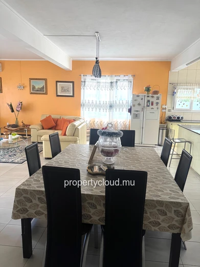 Flic en Flac – À vendre : Grande villa divisée en 2 appartements, 7 chambres, à deux pas de la plage et des commerces