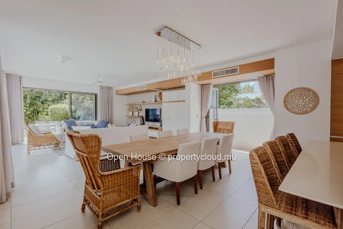 VILLA IRS à vendre à Mont Choisy, 485m² habitables, terrain de 750m², 4 chambres, piscine privée, Golf, services LP i...