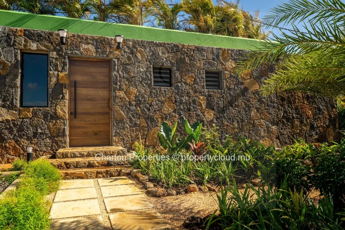 Contemporary 4-bedroom en suite villa with exceptional panoramic view of the sea and mountains