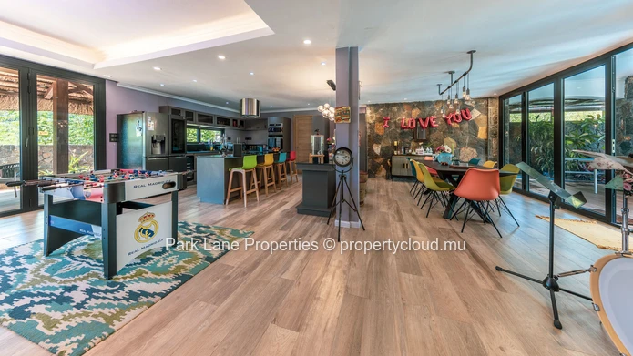 Magnifique propriété contemporaine entièrement rénovée à proximité de la plage de Blaclava
