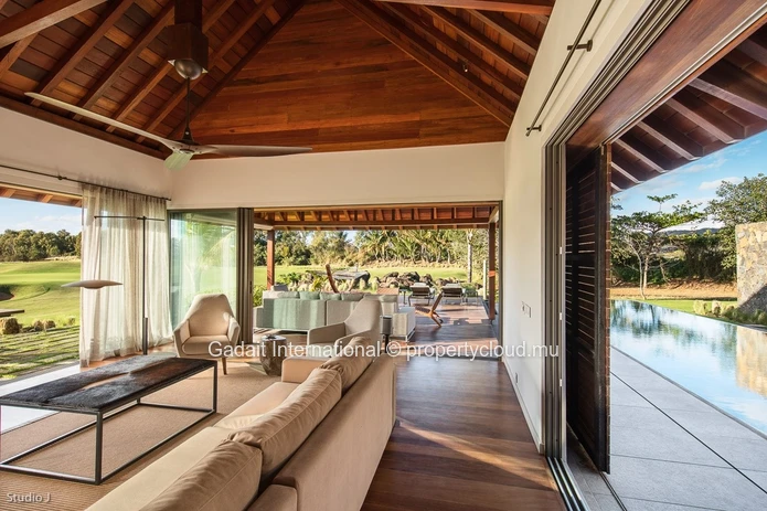 Élégance architecturale et nature préservée : une villa d'exception à Anahita Beau Champ
