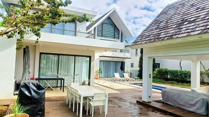 Villa de 485m2 au coeur du domaine de Mon Choisy, Golf, piscine, salle de sport, centre équestre, accès à la plage. 4...