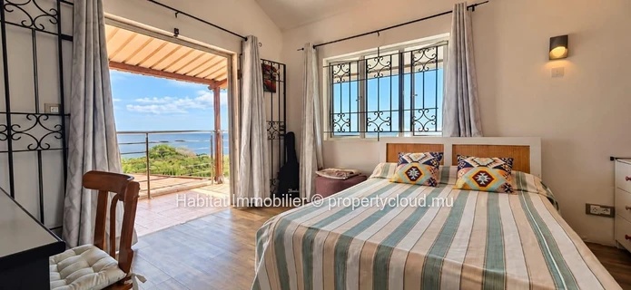 Unfurnished family house of approximately 230 m² at Flic-en-Flac